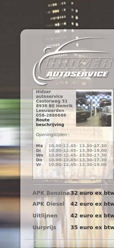 De huidige website van Hidzer Autoservice op een telefoon, half buiten beeld